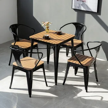 Сочетание обеденного стола и стула на открытом воздухе из кованого железа, бар под открытым небом, балкон, кафе в саду, чай с молоком, барный столик для отдыха